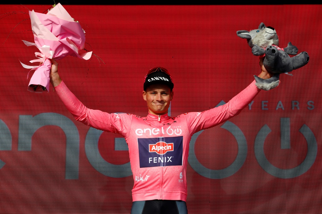 Le coureur néerlandais Mathieu van der Poel (Alpecin-Fenix) porte toujours le maillot rose à l'issue de la deuxième étape du Tour d'Italie, contre-la-montre dans les rues de Budapest disputé samedi 7 mai 2022