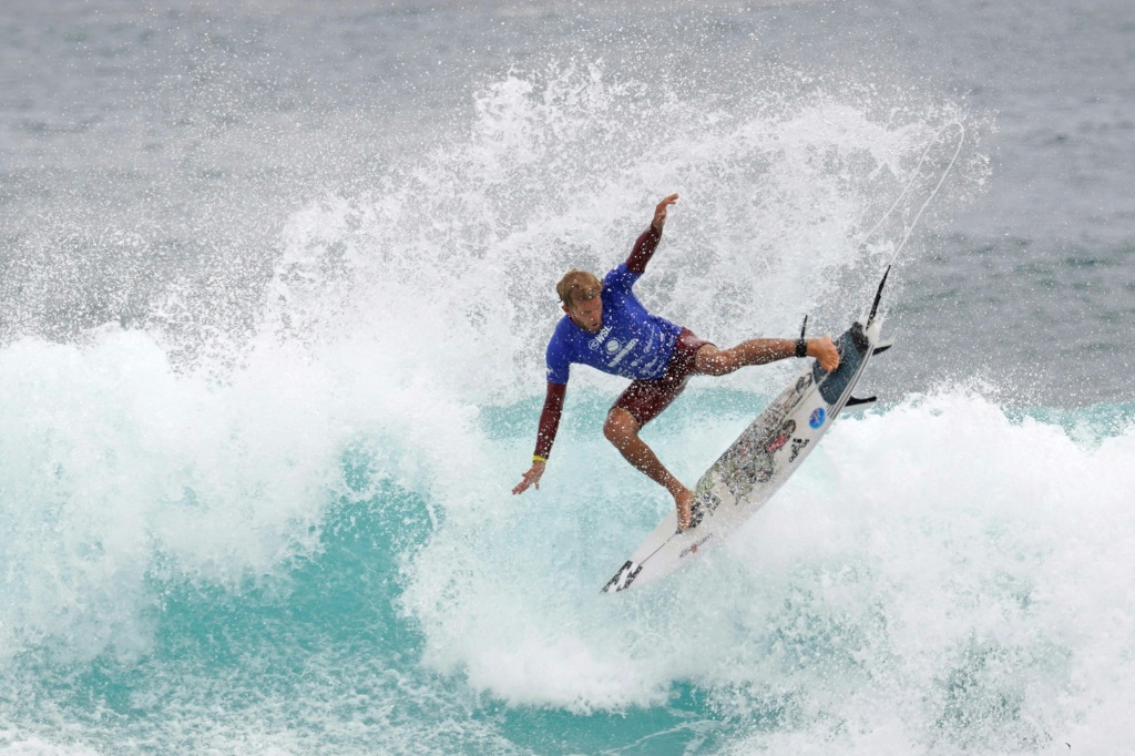 Le Péruvien Miguel Tudela lors du championnat de la ligue mondiale de surf aux Galapagos (Equateur), le 7 mai 2022
