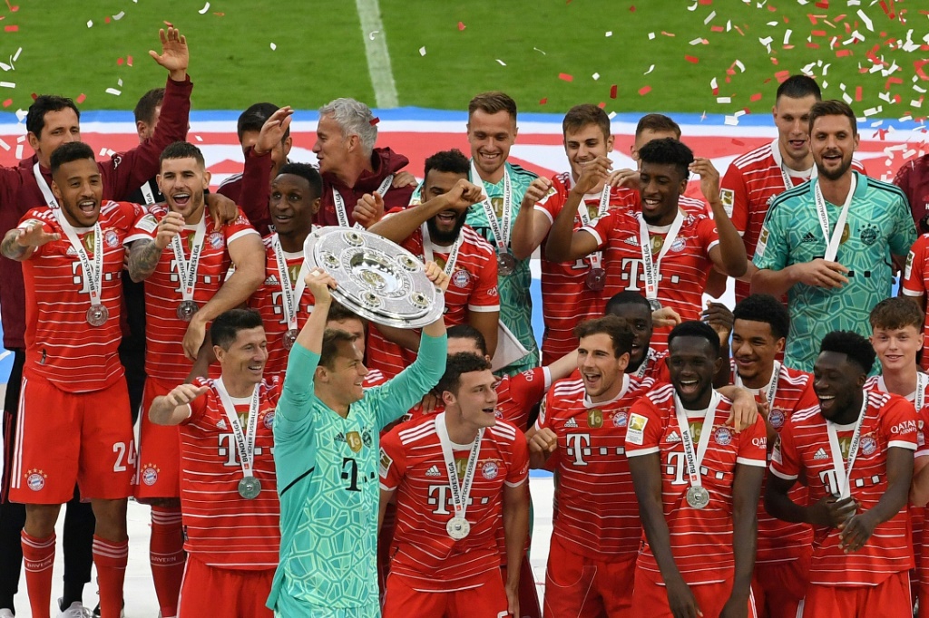 Les joueurs du Bayern présentent à leur public le trophée de champion d'Allemagne après le match contre Stuttgart, le 8 mai 2022 à Munich