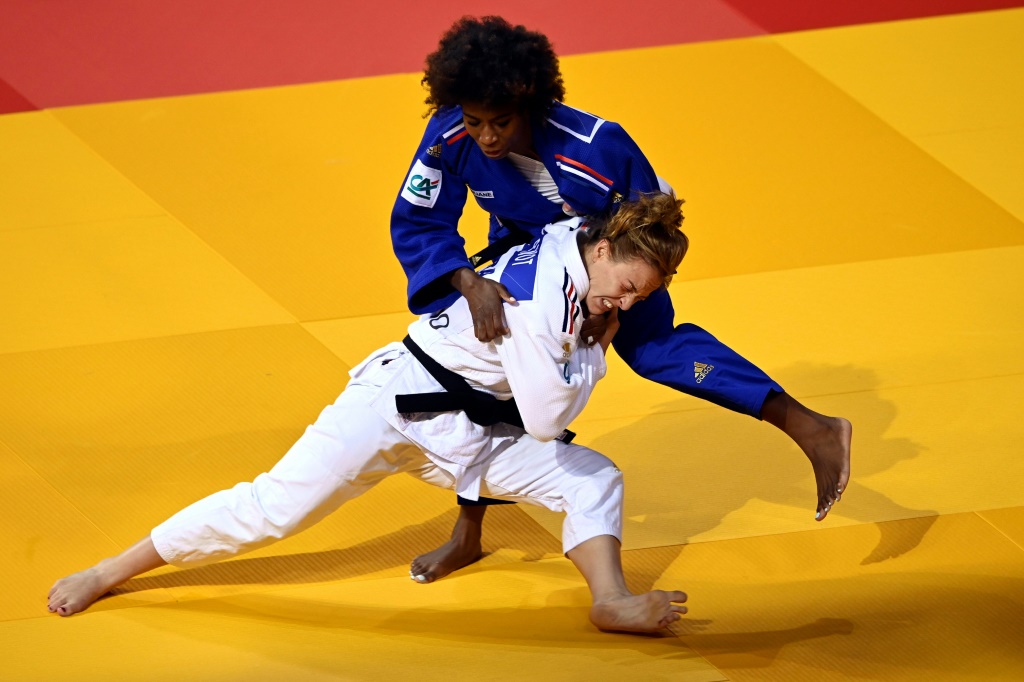 La Française Margaux Pinot tente de faire tomber sa compatriote Marie-Eve Gahié, lors de leur quart de finale (-70 kg), aux Championnats d'Europe de judo, le 30 avril 2022 à Sofia