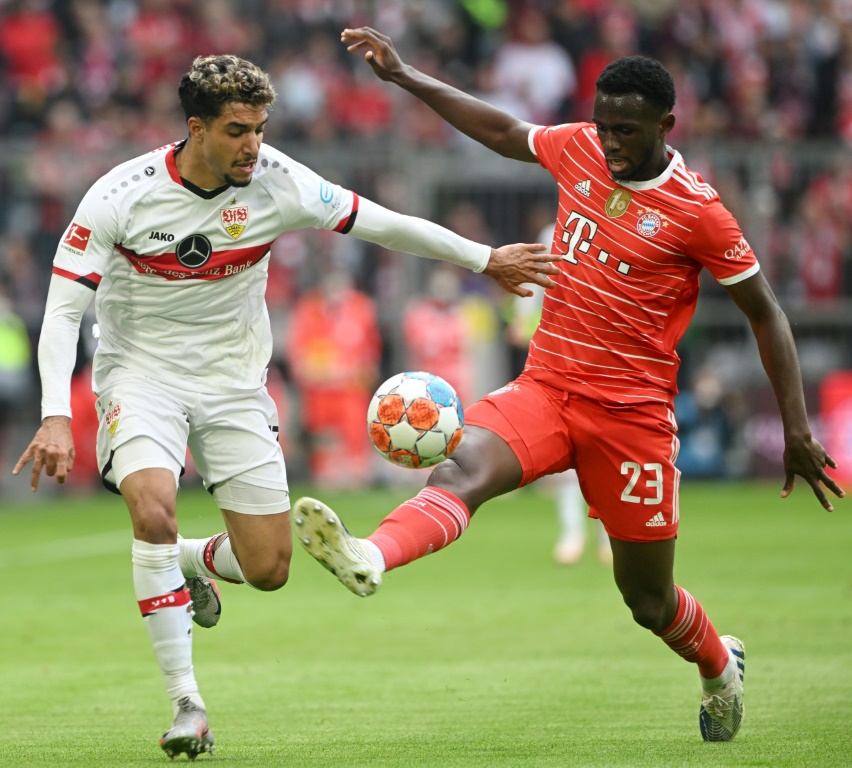 L'attaquant de Stuttgart Omar Marmoush (g) à la lutte avec le défenseur du Bayern Tanguy Nianzou, le 8 mai 2022 à Munich