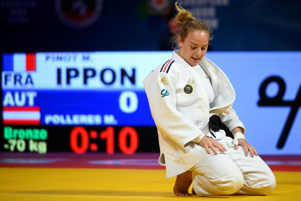 La satisfaction de la Française Margaux Pinot, après avoir remporté la médaille de bronze (-70 kg) en battant en finale pour la 3e place l'Autrichienne Michaela Polleres,  aux Championnats d'Europe de judo, le 30 avril 2022 à Sofia