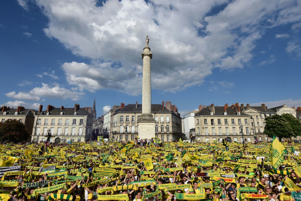 Les supporters du FC Nantes venus assister à la présentation du trophée de la Coupe de France par les joueurs, le 8 mai 2022 à Nantes