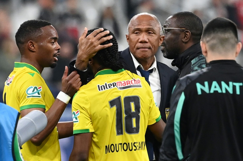 L'entraîneur de Nantes Antoine Kombouaré félicite ses joueurs après la victoire en finale de Coupe de France, le 7 mai 2022 au Stade de France