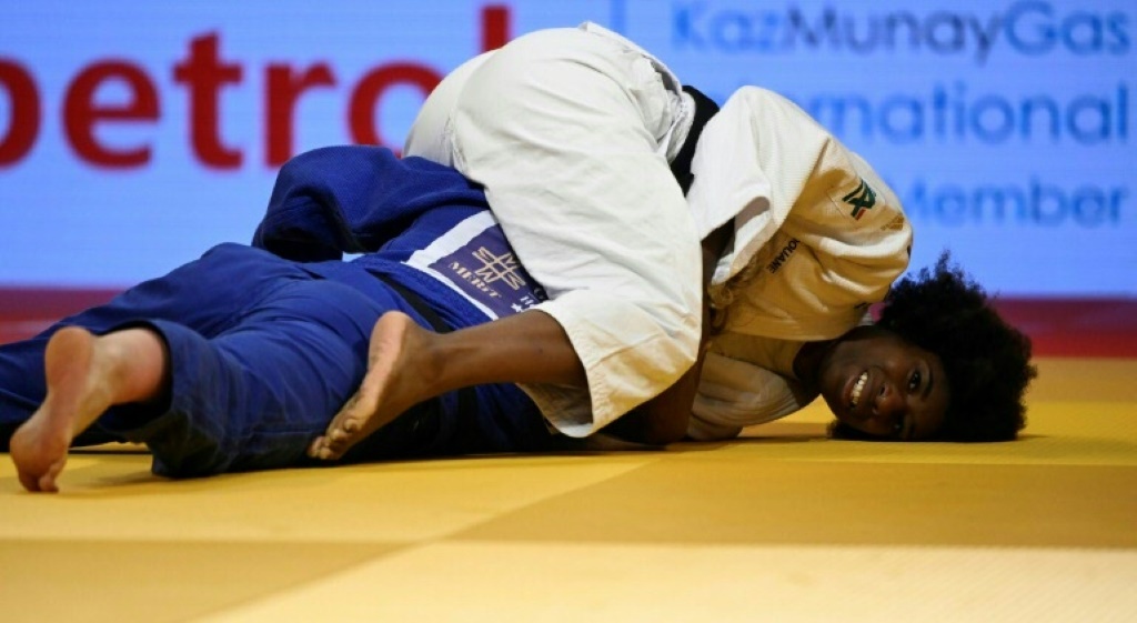 La Française Marie-Eve Gahié tente d'immobiliser la Néerlandaise Sanne Van Dijke, en finale de la catégorie des -70 kg, aux Championnats d'Europe de judo, le 30 avril 2022 à Sofia