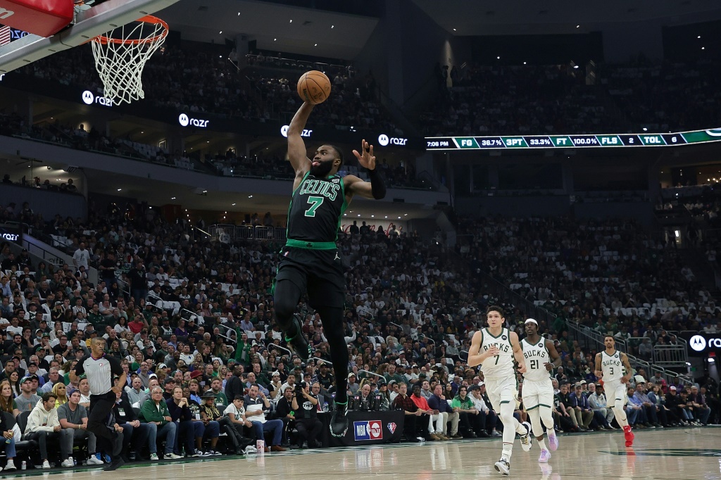 Jaylen Brown, des Celtics, monte au dunk lors de la victoire de son équipe face aux Bucks en play-offs NBA, le 9 mai 2022 à Milwaukee.