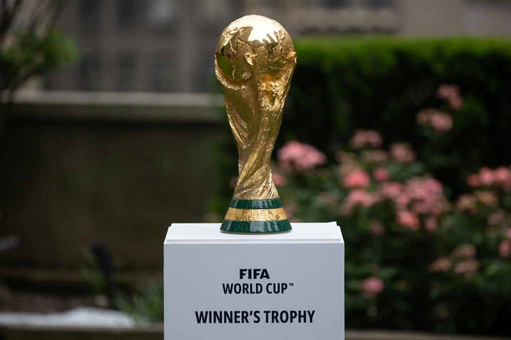 Le trophée du Mondial de football exposé à New York