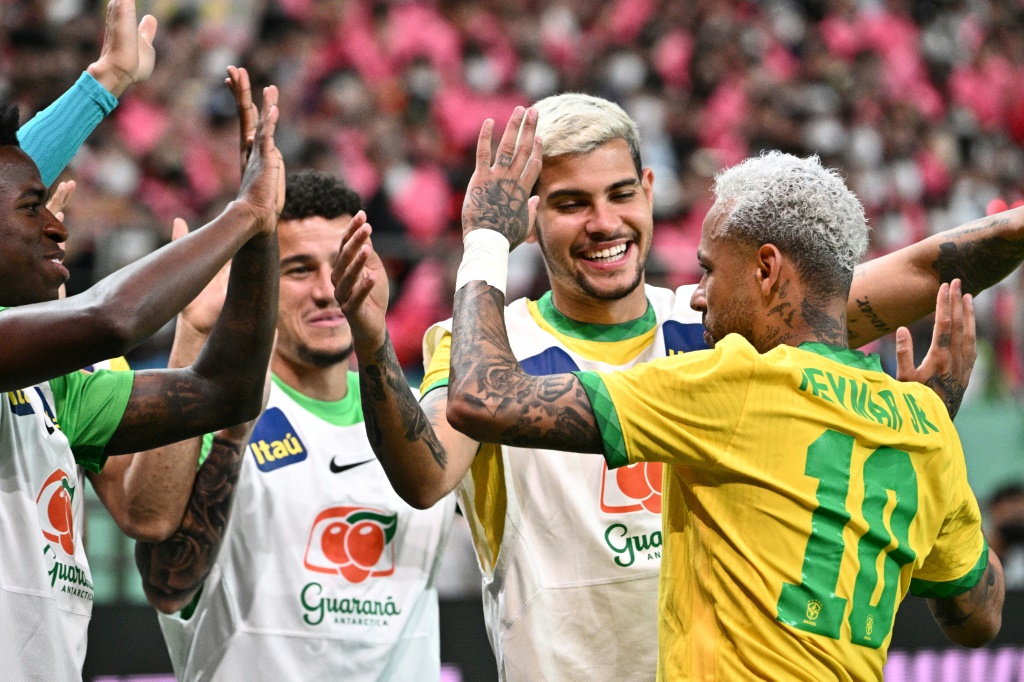 Neymar félicité par ses partenaires brésiliens après son but sur pénalty contre la Corée du Sud en match amical le 2 juin 2022 à Séoul