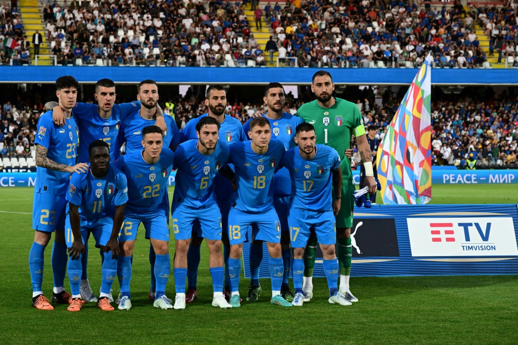 Les joueurs italiens posent avant le match de Ligue des nations contre la Hongrie