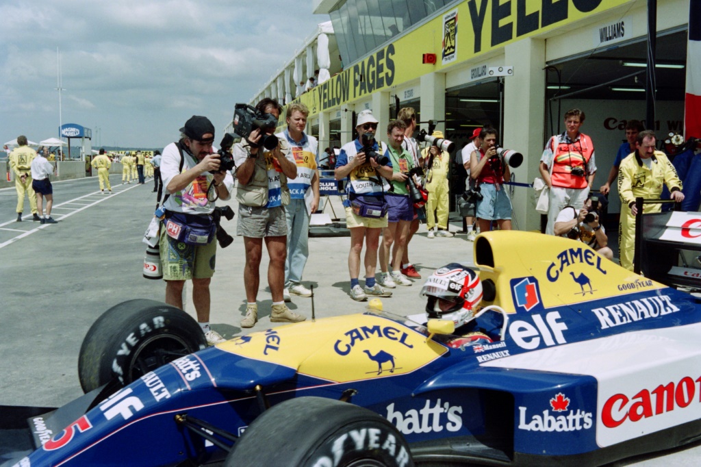 Des photographes se pressent autour de la monoplace du Britannique Nigel Mansell