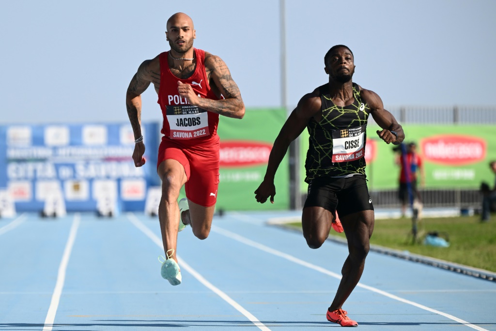 Le sprinteur italien Lamont Marcell Jacobs (g) en finale du 100 m du meeting de Savone en Italie le 18 mai 2022 à Savone