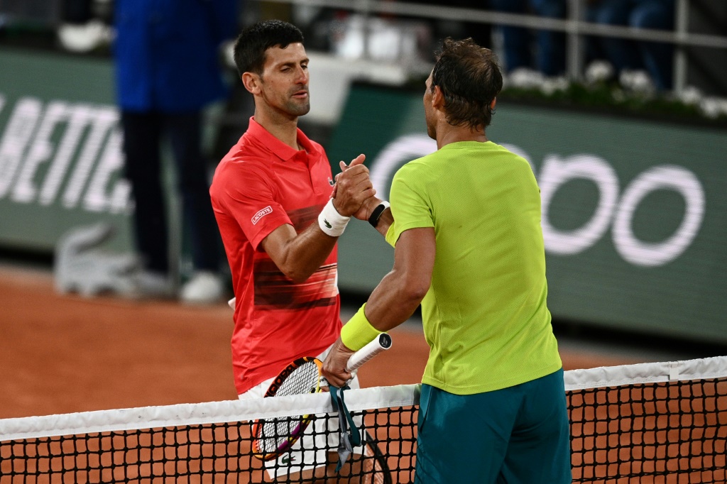 L'Espagnol Rafael Nadal (d.) serre la main du Serbe Novak Djokovic (g.) après sa victoire en quart de finale du tournoi de Roland-Garros