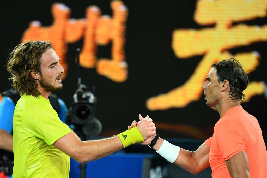 Poignée de mains entre Stefanos Tsitsipas et Rafa Nadal à l'issue de leur quart de finale à l'Open d'Australie