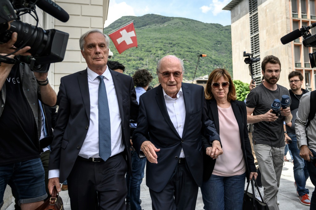 L'ancien président de la FIFA Sepp Blatter (au centre)