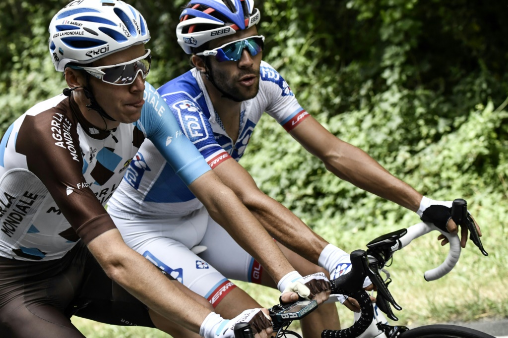 Le Français Thibaut Pinot (c.) et le Français Romain Bardet (g.) pendant la dixième étape du Tour de France 2017
