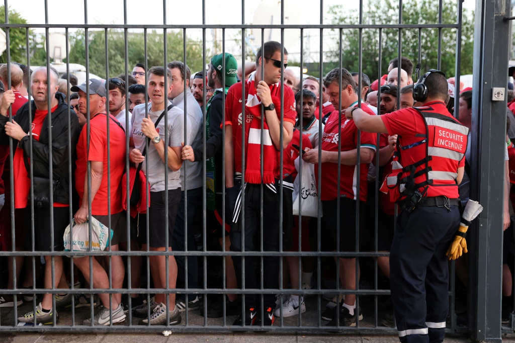 Des supporters de Liverpool cantonnés le long de la grille d'entrée avant la finale contre le Real Madrid au Stade de France