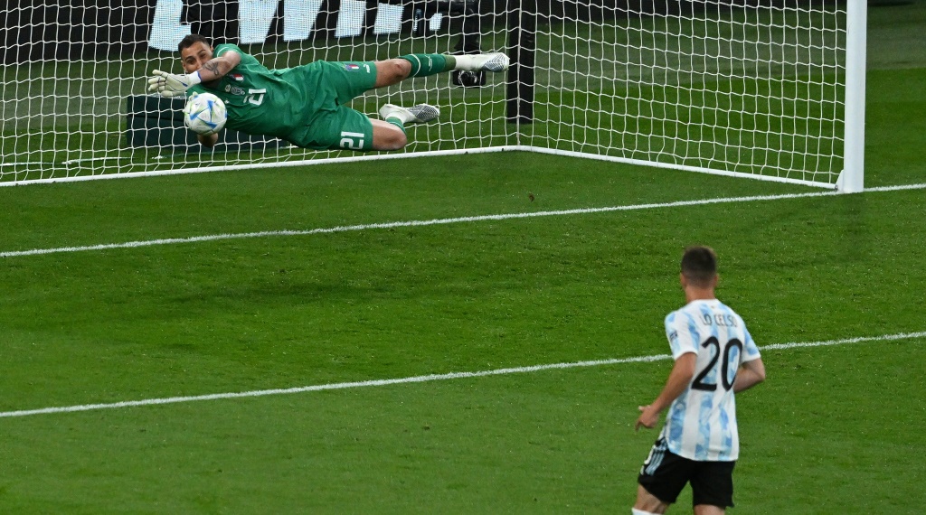 Le gardien italien Gianluigi Donnarumma bloque le tir d'un joueur argentin