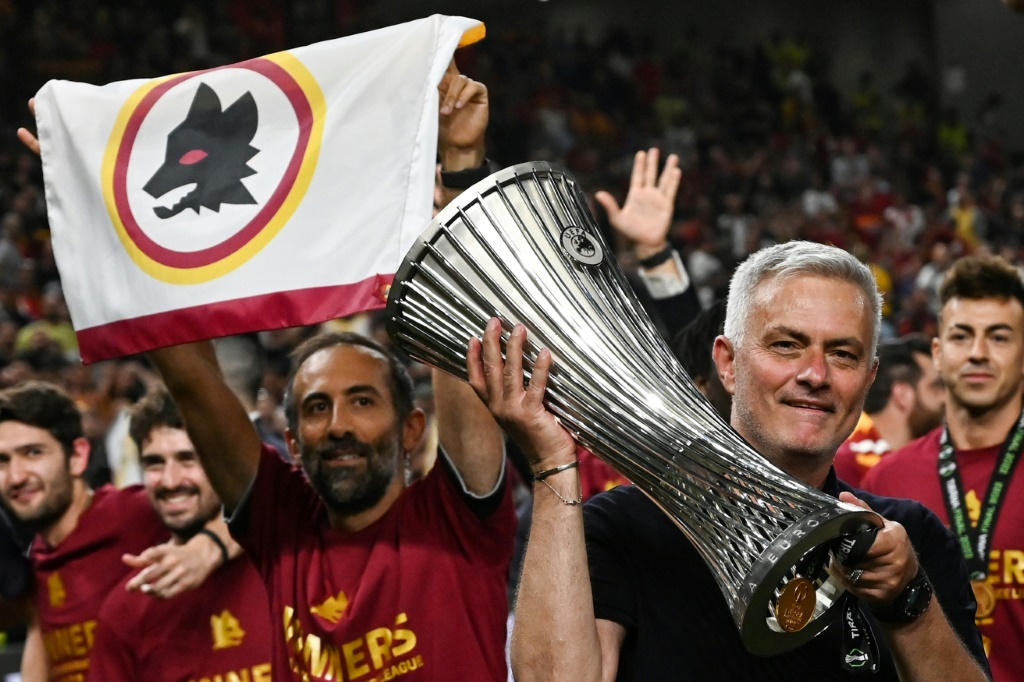 Jose Mourinho soulève le trophée de la Ligue Europa Conference remporté par l'AS Rome contre Feyenoord à Tirana