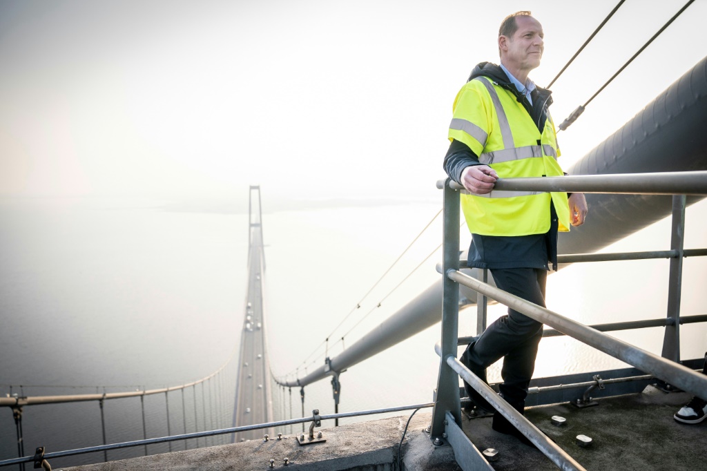 Christian Prudhomme le 23 mars 2022 lors d'une visite au Danemark sur le pont du Grand Belt que le Tour de France empruntera lors de la 2e étape