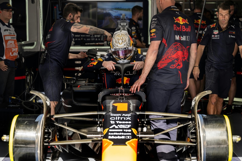 Max Verstappen s'installe dans sa monoplavce lors des essais libres du Grand Prix du Canada vendredi 17 juin 2022 sur le circuit Gilles-Villeneuve de Montréal