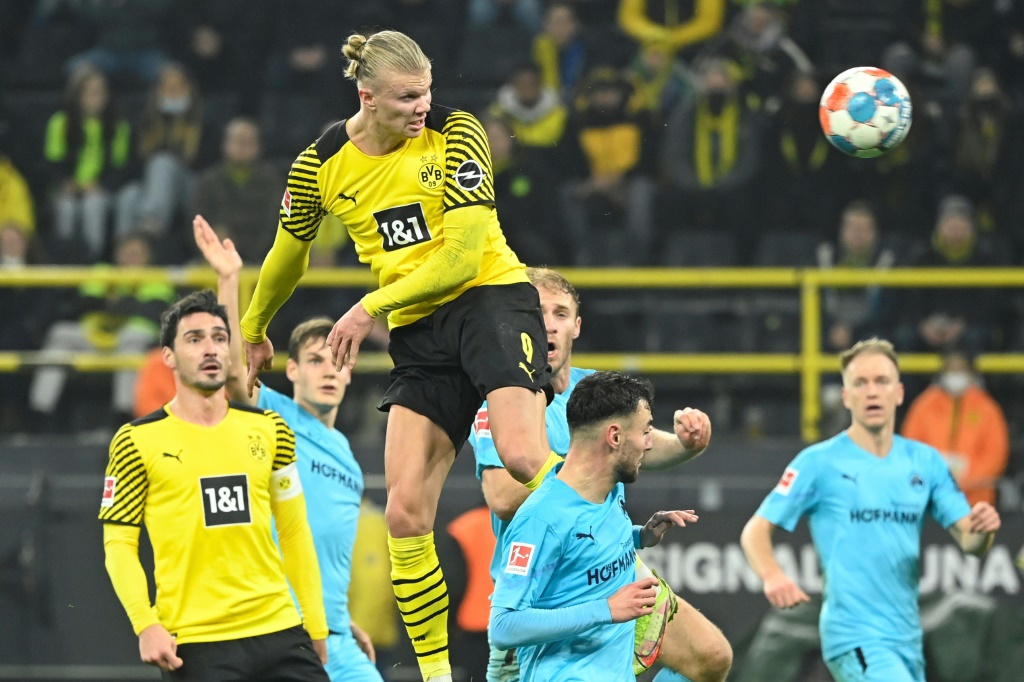 L'attaquant norvégien du Borussia Dortmund Erling Haaland marque le 2e but face à Greuther Fuerth