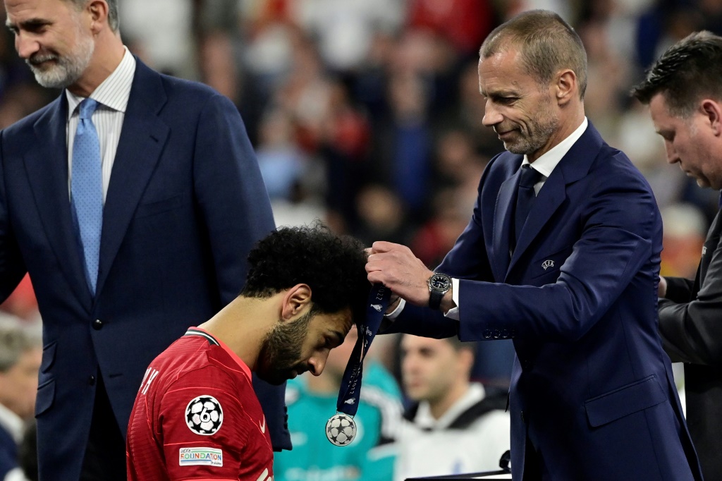 Le président de l'UEFA Aleksander Ceferin remet la médaille de finaliste à Mo Salah de Liverpool à l'issue de la finale contre le Real au Stade de France