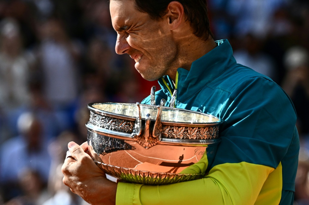 Rafael Nadal avec la coupe des Mousquetaires après sa victoire à Roland-Garros