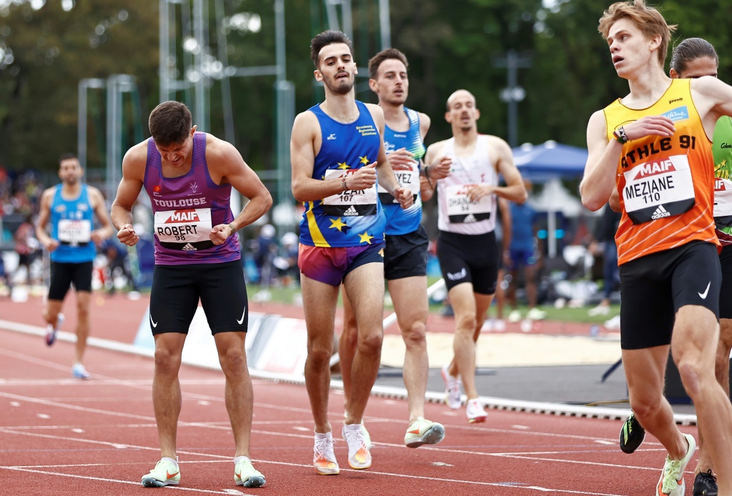 Benjamin Robert (à gauche) vainqueur en finale du 800 m aux Championnats de France d'athlétisme à Caen le 25 juin 2022