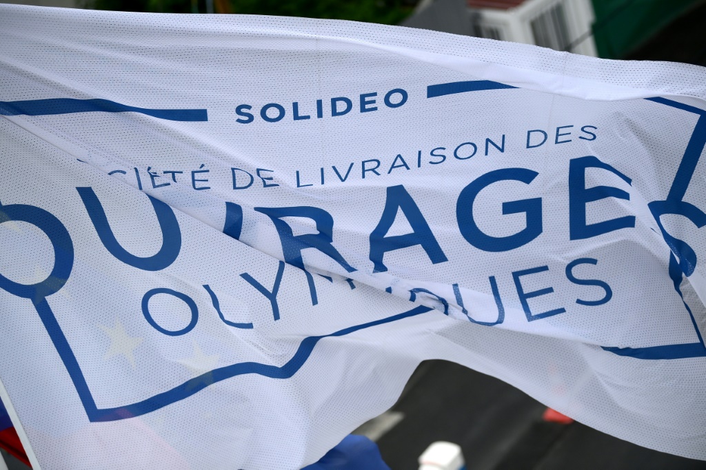 Le drapeau de la Solideo flotant sur le chantier du village des athlètes à Saint-Denis