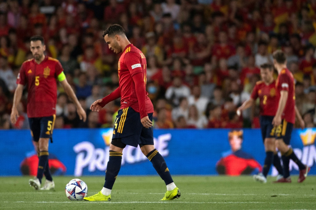 La déception des joueurs de la "Roja" après l'égalisation du Portugal en Ligue des nations à Séville