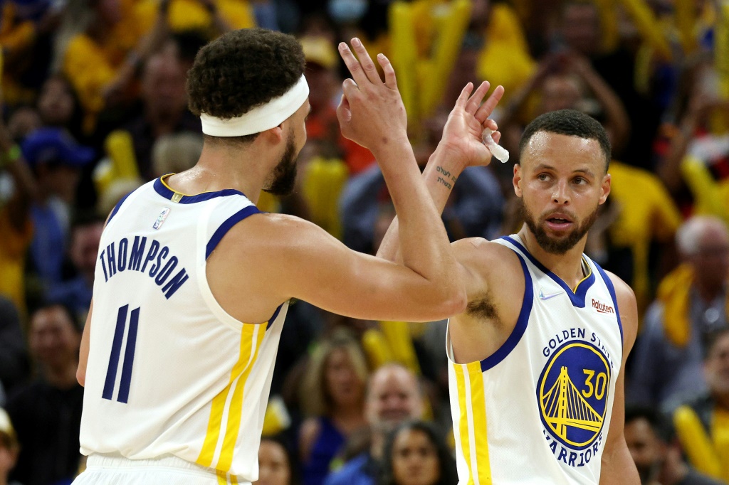 Stephen Curry (d.) et Klay Thompson (g.) des Golden State Warriors lors du deuxième match des finales de la Conférence Ouest de la NBA contre les Dallas Mavericks