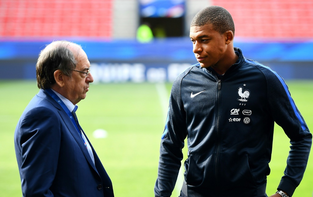 Le président de la Fédération française de football Noël Le Graët discute avec l'attaquant de l'équipe de France Kylian Mbappé
