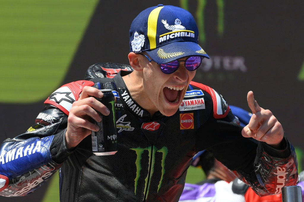 Le pilote moto français Fabio Quartararo exulte sur le podium après son succès lors du GP de Catalogne