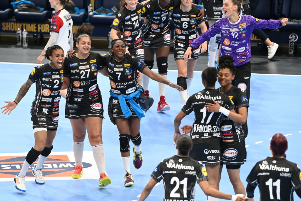 Le bonheur des joueuses de Metz handball après avoir décroché contre Esbjerg la 3e place du Final Four à Budapest