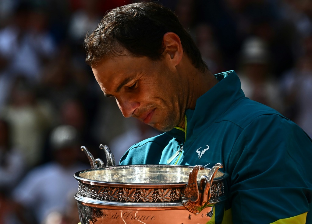 Rafael Nadal admire la coupe des Mousquetaires qu'il vient de remporter pour la 14e fois à Roland-Garros
