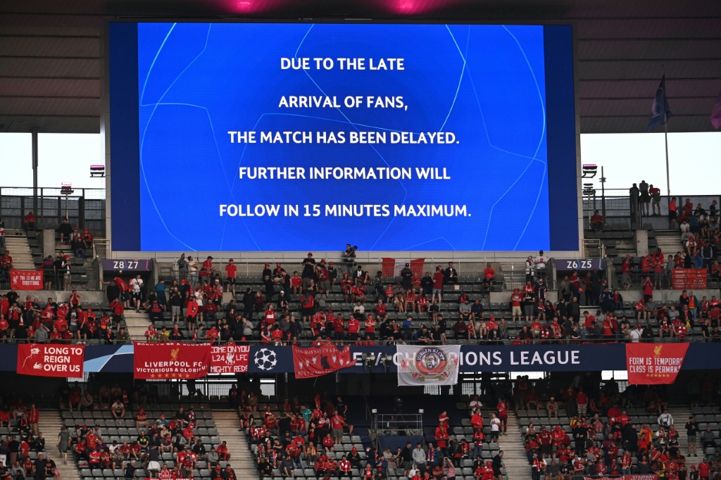 Un message sur écran annonçant le retard du coup d'envoi de la finale Liverpool-Real Madrid  au Stade de France