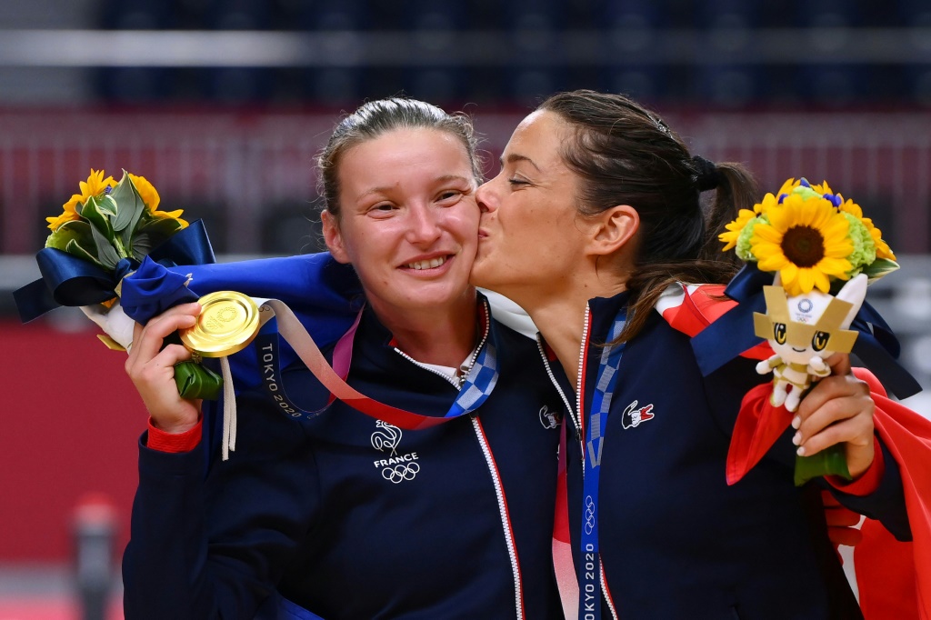 La gardienne de l'équipe de France de Hand féminine Amandine Leynaud reçoit une bise de l'autre gardienne de l'équipe Cleopatre Darleux après leur médaille d'or aux Jeux olympiques de Tokyo 2020