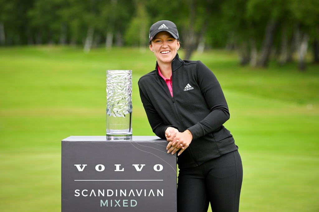 La Suédoise Linn Grant pose avec son trophée