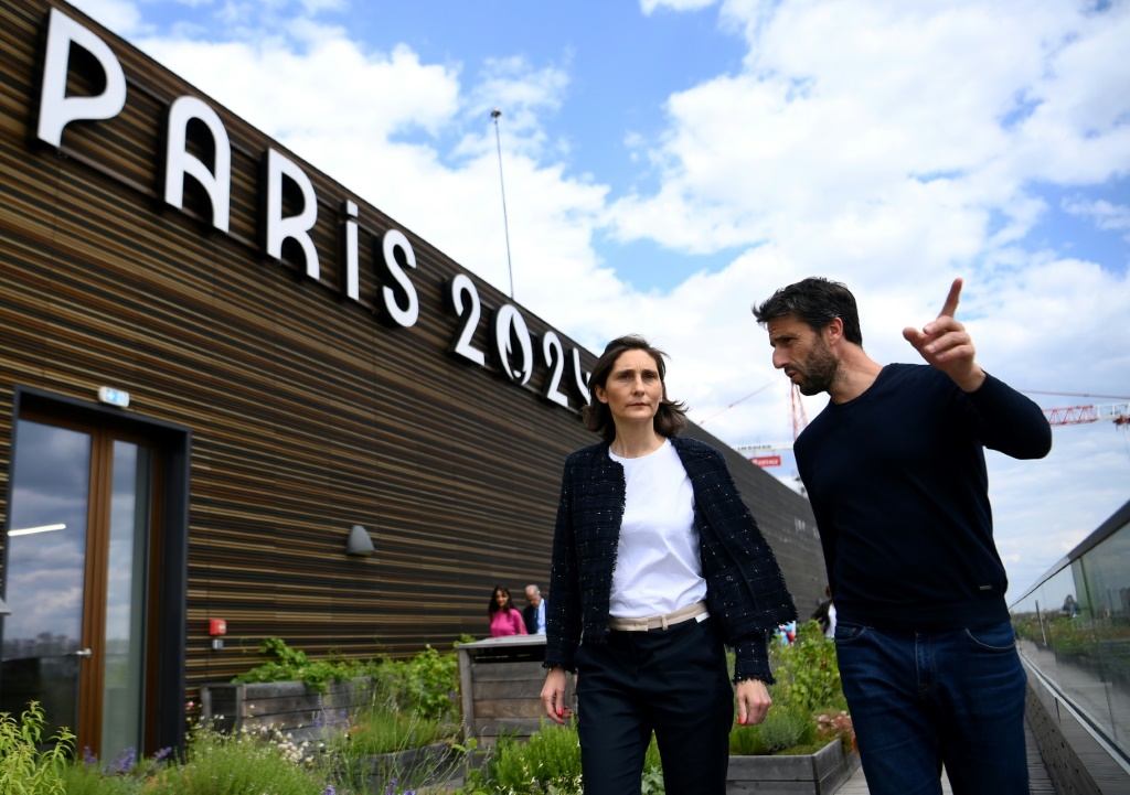 Le ministre des Sports et des JO Amélie Oudéa-Castéra et le président du Comité d'organisation de Paris-2024 Tony Estanguet