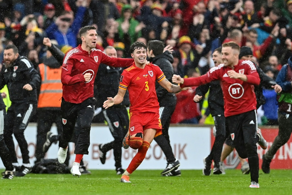 Explosion de joie pour les Gallois qualifiés pour le Mondial après leur victoire en barrage contre l'Ukraine à Cardiff