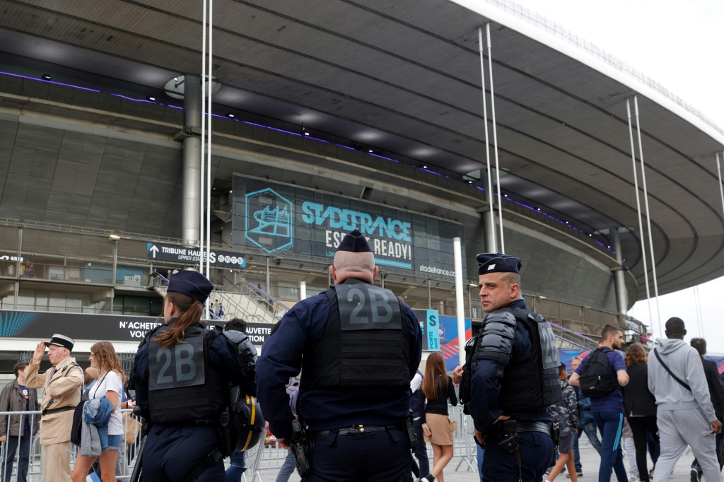 Les forces de l'ordre en patrouille autour du Stade de France avant le match France-Danemark pour la Ligue des nations