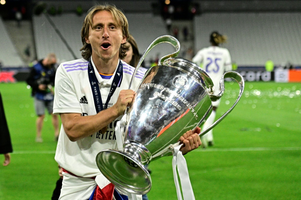 Le milieu de terrain du Real Madrid Luka Modric avec le trophée de la Ligue des champions
