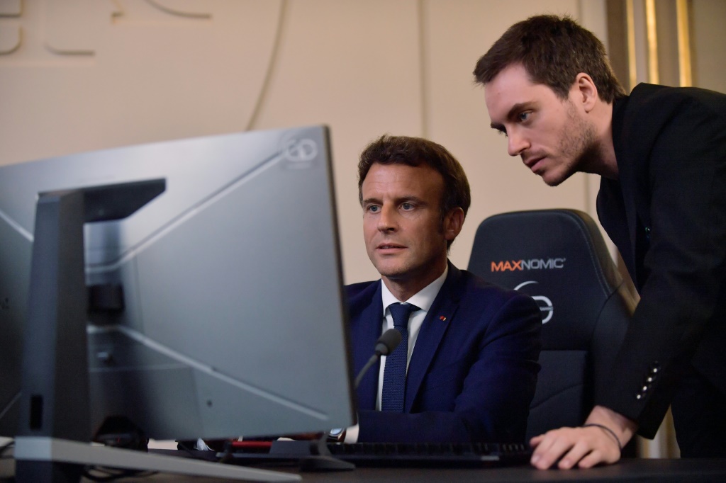 Le président Emmanuel Macron s'essaie à un jeu vidéo avec le joueur Adrien Nougaret