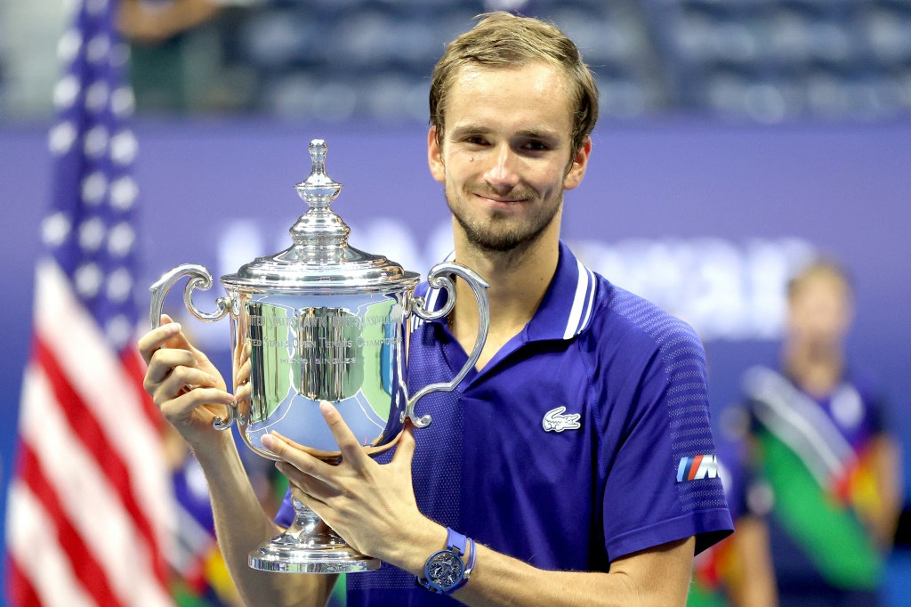 Le Russe Daniil Medvedev pose avec son trophée de l'US Open