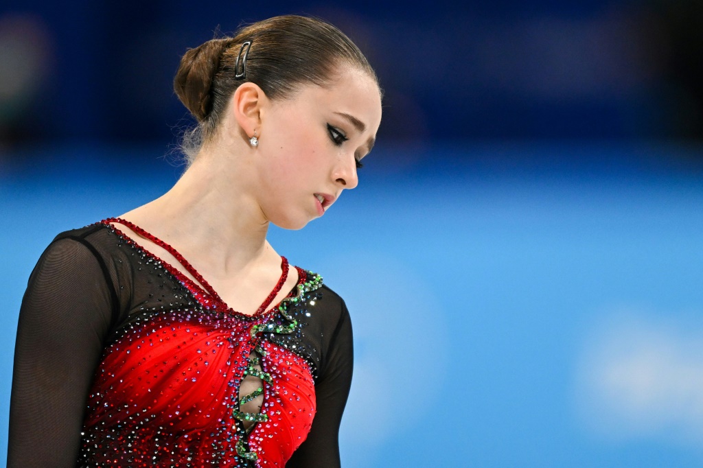 La déception de la jeune patineuse russe Kamila Valieva après son programme libre manqué aux JO de Pékin
