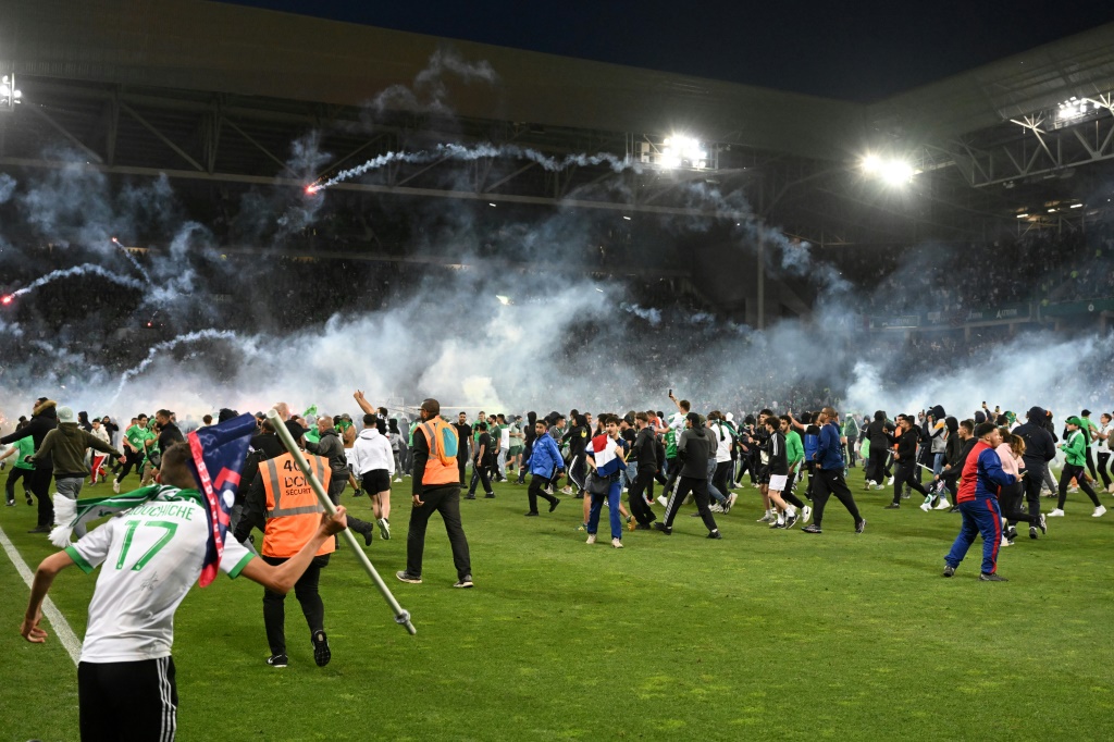 Les supporters de l'AS Saint-Etienne envahissent la pelouse de Geoffroy-Guichard après leur défaite devant l'AJ Auxerre