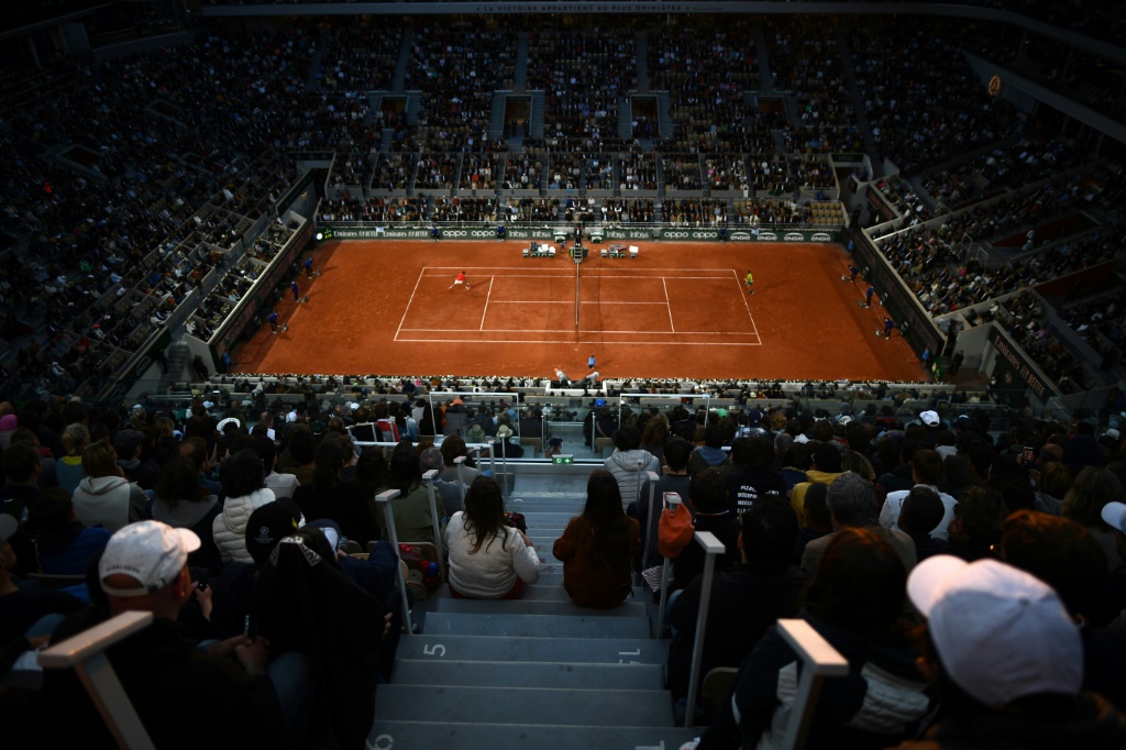 Le court Philippe-Chatrier lors du quart de finale Nadal-Djokovic en session nocturne