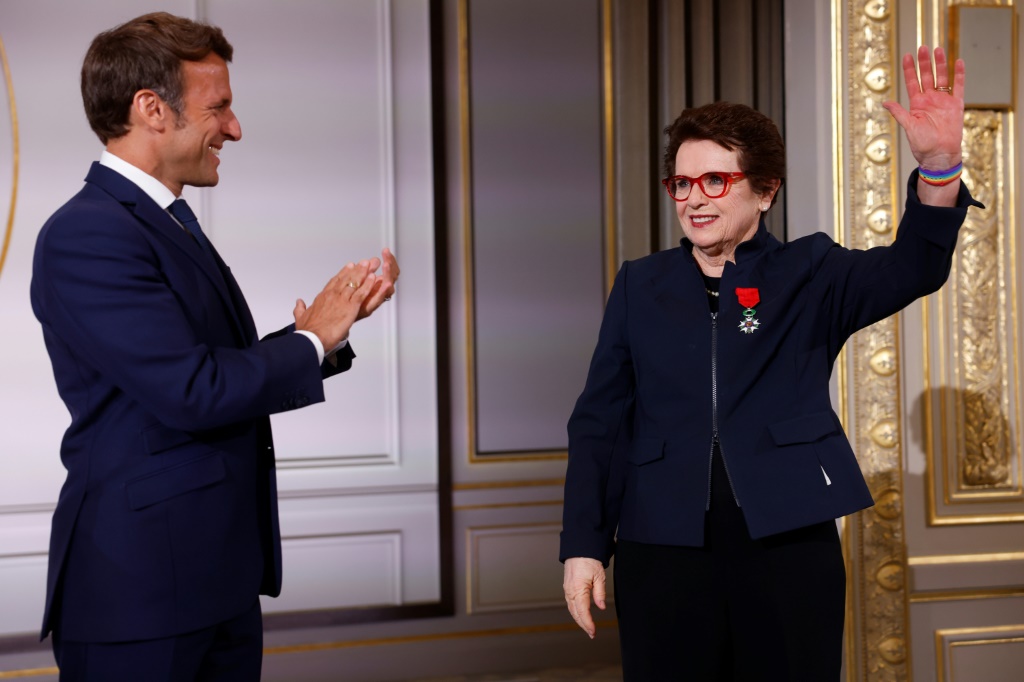 Emmanuel Macron a remis la Légion d’Honneur à la légende du tennis américaine Billie Jean King