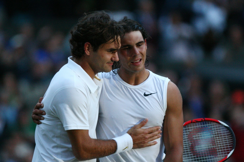 Rafael Nadal félicité par Roger Federer après leur finale épique à Wimbledon