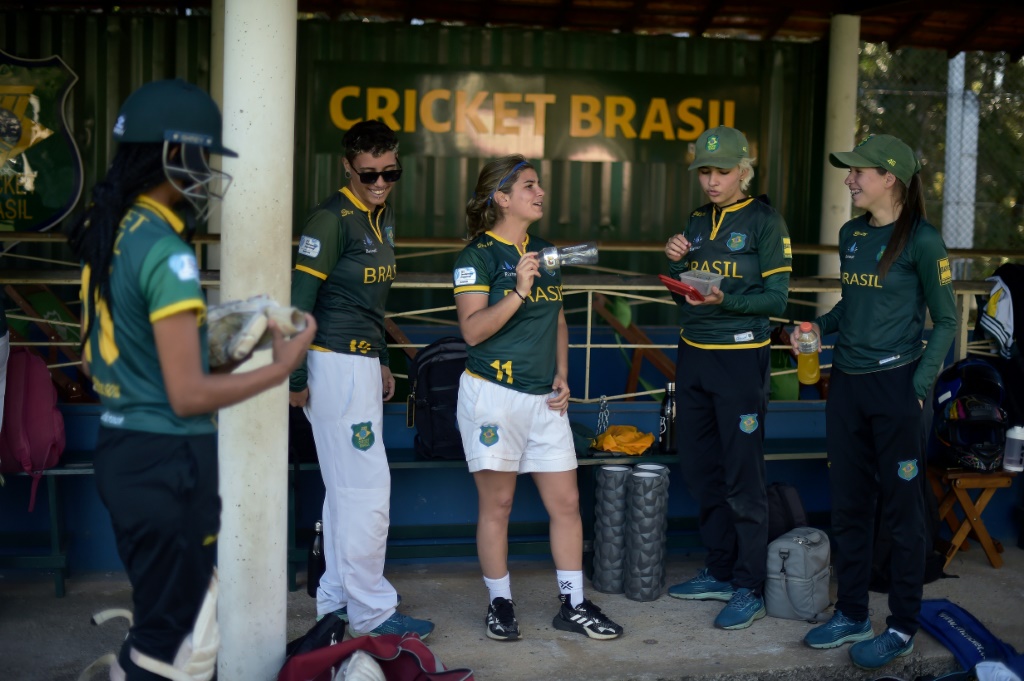 L'équipe féminine de cricket du Brésil regroupée avant une séance d'entraînement à Poços de Caldas